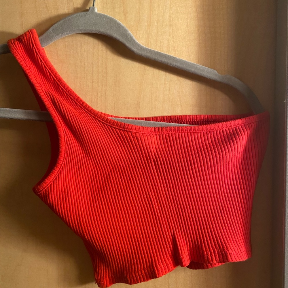 one shoulder crop top